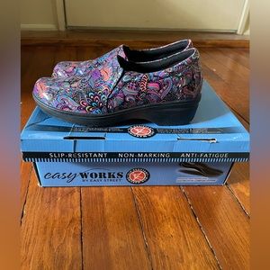 Easy Street slip resistant cloggs, size 7.5 WIDE